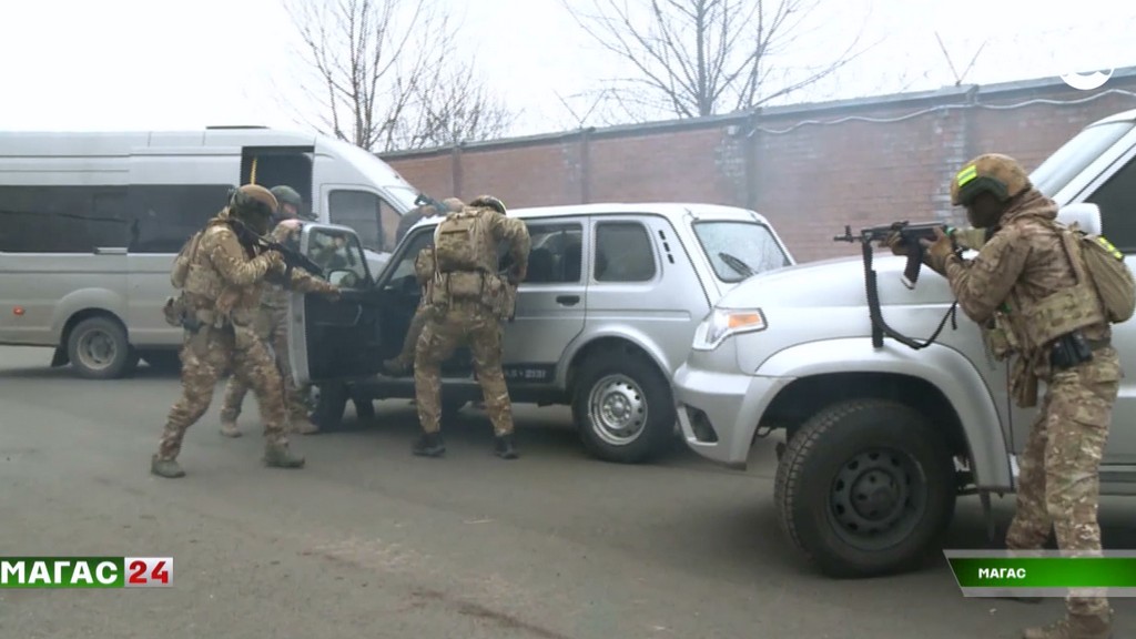 Урок мужества провели бойцы СОБРа Росгвардии для ингушских школьников