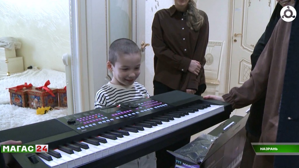 В рамках акции "Ёлка желаний" руководитель Минобра Ингушетии исполнил мечту Магомеда Полонкоева