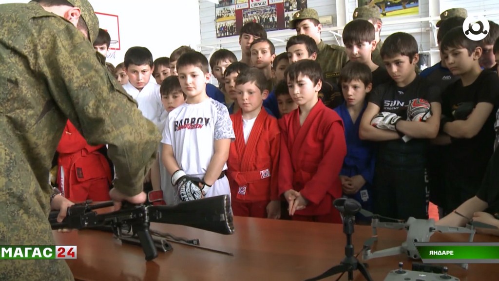Урок мужества: бойцы СОБРа провели тренировку для детей в Ингушетии