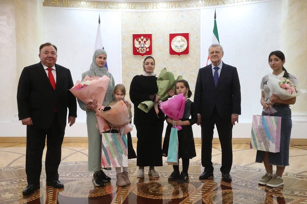 Юрий Чайка вручил подарки детям-участникам Всероссийской акции "Ёлка желаний" из Ингушетии