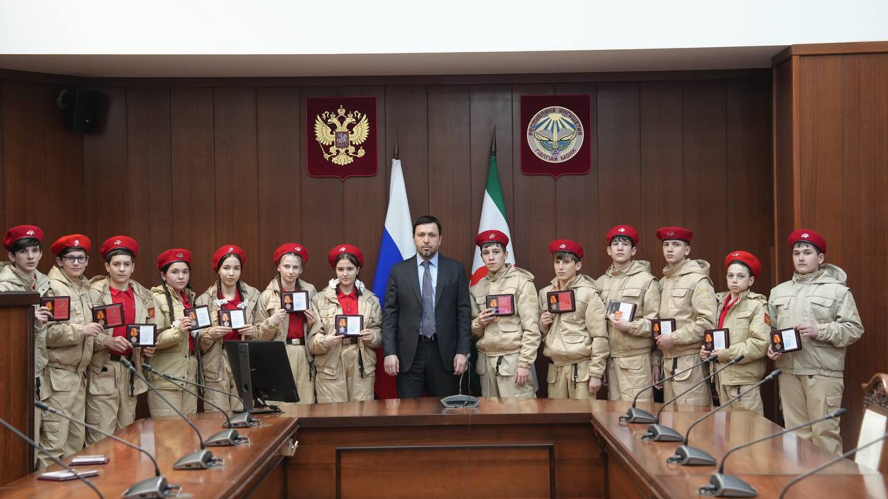 В Правительстве Ингушетии наградили активистов "Юнармии"