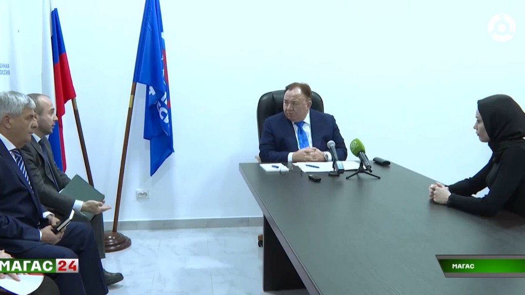 Девочке с ДЦП из Ингушетии передали инвалидную коляску по поручению главы региона