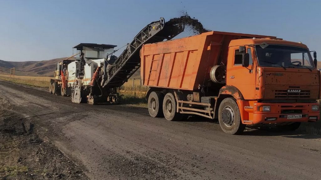В селе Гейрбек-Юрт близится к завершению строительство автомобильной дороги на улице Спортивная