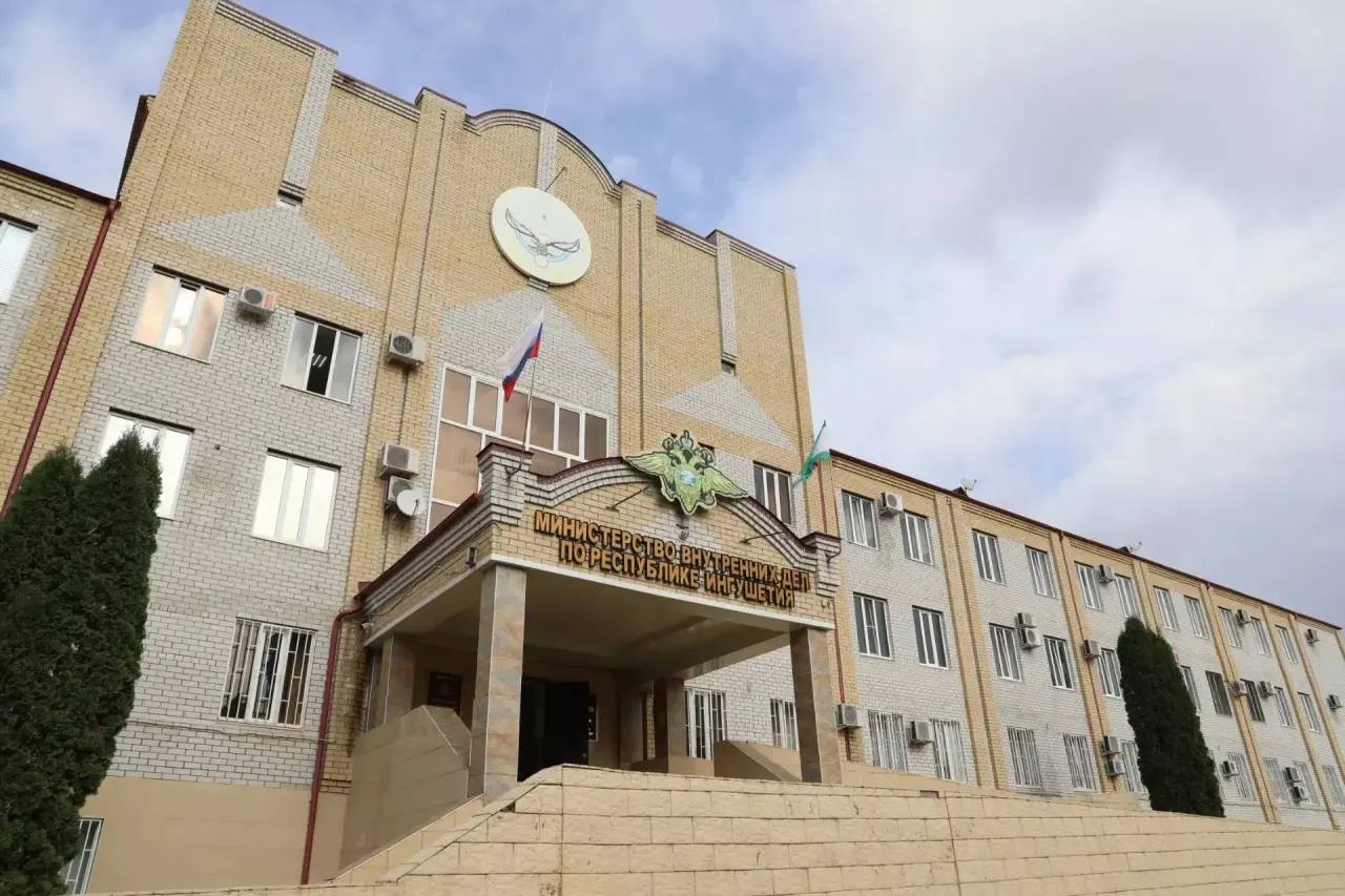 В Ингушетии сотрудники ДПС задержали водителя, угрожавшего полицейским огнестрельным оружием