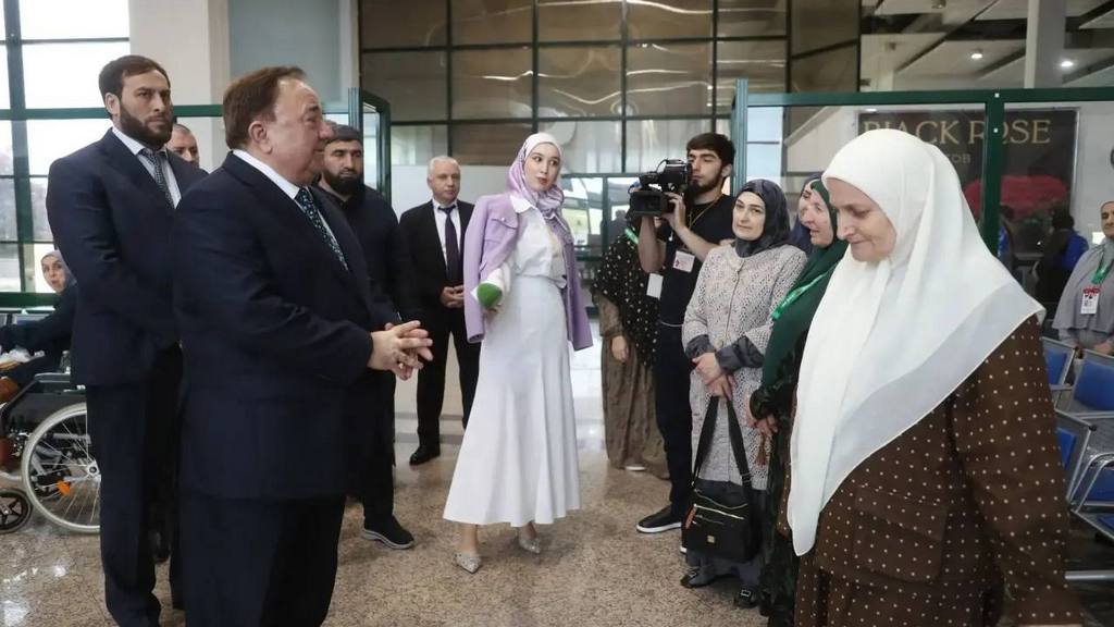 Глава Ингушетии проводил восьмой борт с паломниками из аэропорта "Магас"