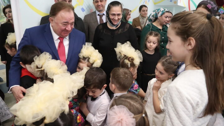 Махмуд-Али Калиматов поздравил жителей Насыр-Корта с открытием нового детского сада.