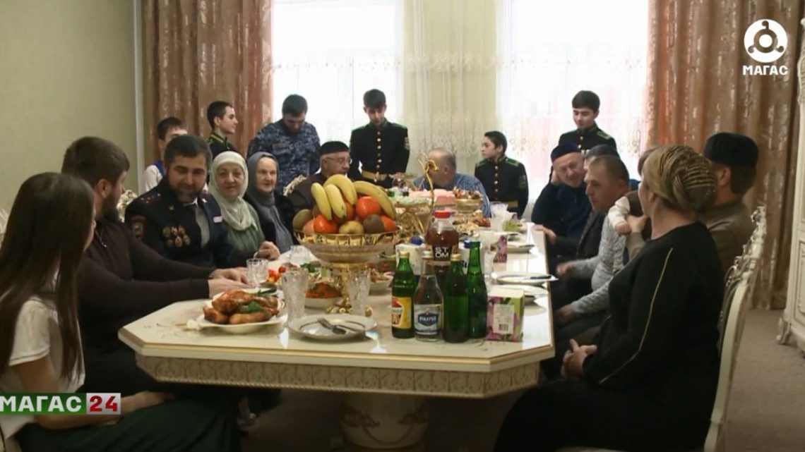 Многодетная семья Цечоевых, напомним – 17 детей и 35 внуков у них, вернулись из Москвы, там они приняли участие во всероссийском форуме «Родные – Любимые».