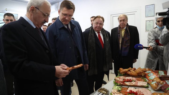 Александр Новак и Махмуд-Али Калиматов вместе с остальными членами делегации посетили птицекомплекс «Южный».