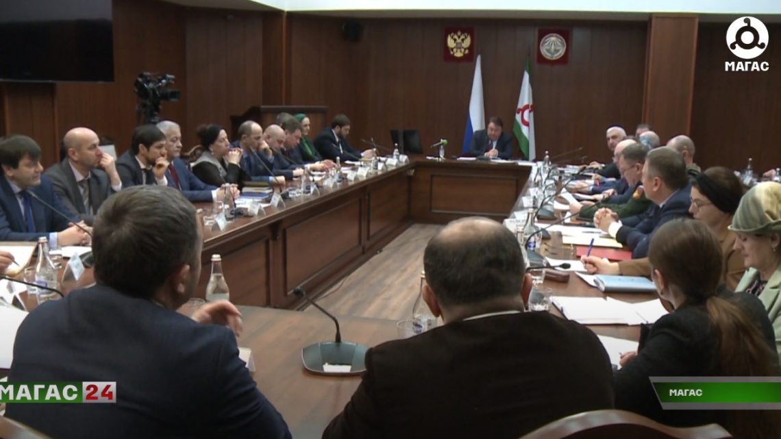 В Магасе прошло еженедельное заседание кабинета министров под председательством Владимира Сластенина.