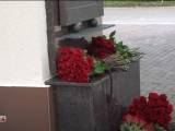 Артисты филармонии Ингушетии возложили цветы к мемориальной доске, посвящённой Алихану Калиматову.