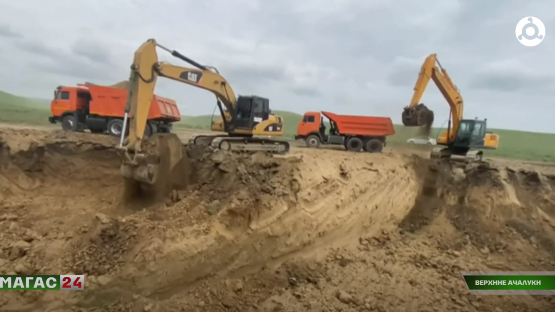 На окраине сельского поселения Верхние Ачалуки продолжается строительство дамбы.