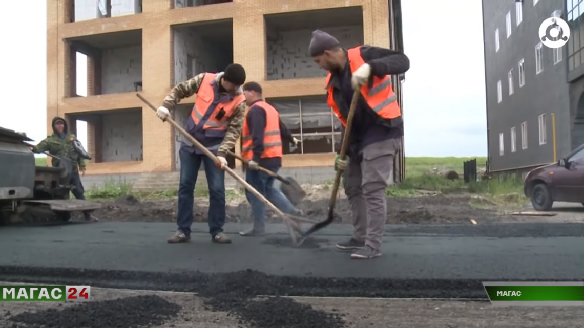 В Магасе ремонтируют дорогу по улице Базоркина.