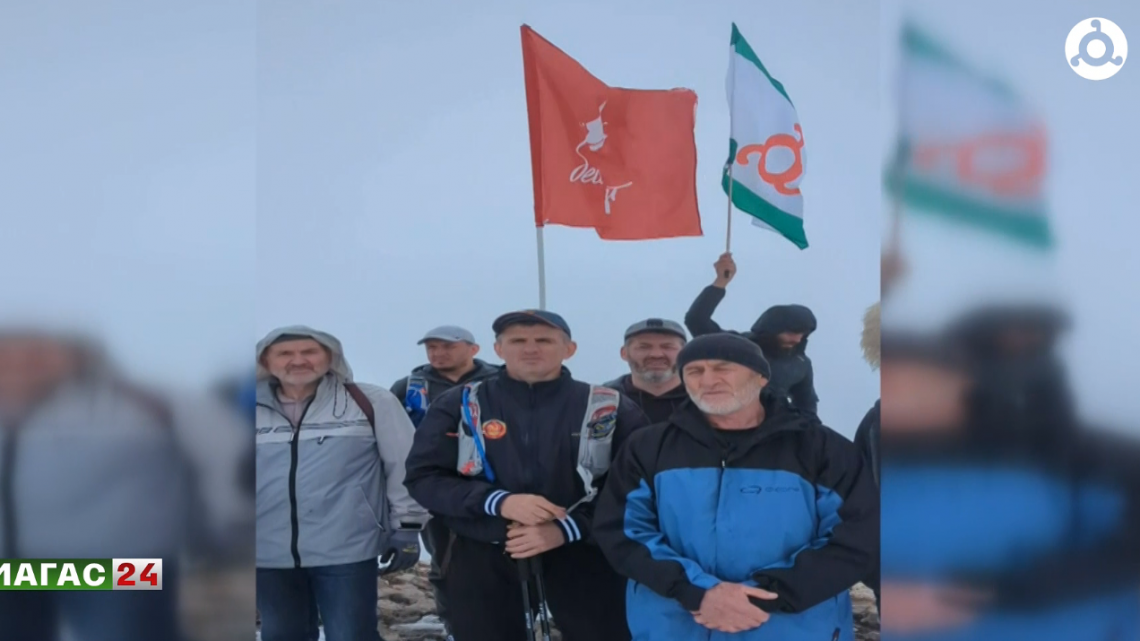 Знамя Победы и флаг Ингушетии реют над Столовой горой.