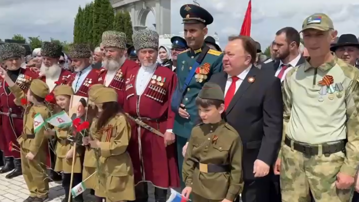 Махмуд-Али Калиматов посетил торжественные мероприятия по случаю Дня Великой Победы.