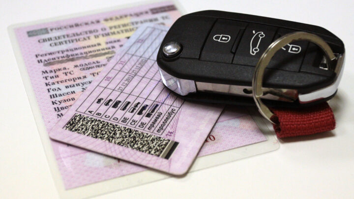 В Госдуму внесли законопроект о выдаче прав на 15 лет законопослушным водителям.