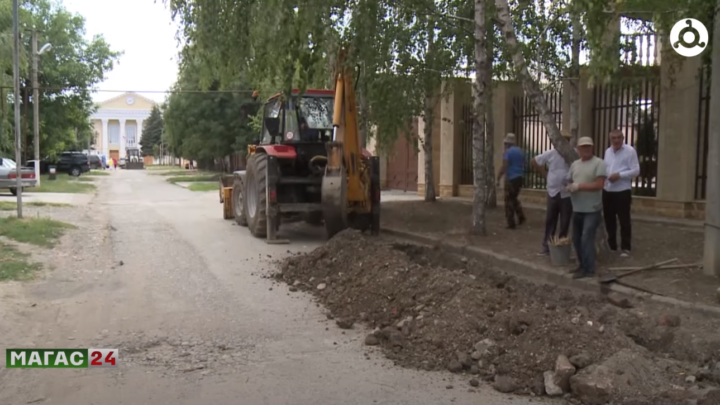 В Сунже по улице Энгельса меняют ветхий водопровод.