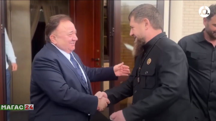 Глава Чеченской республики Рамзан Кадыров побывал сегодня в гостях у Махмуда-Али Калиматова.