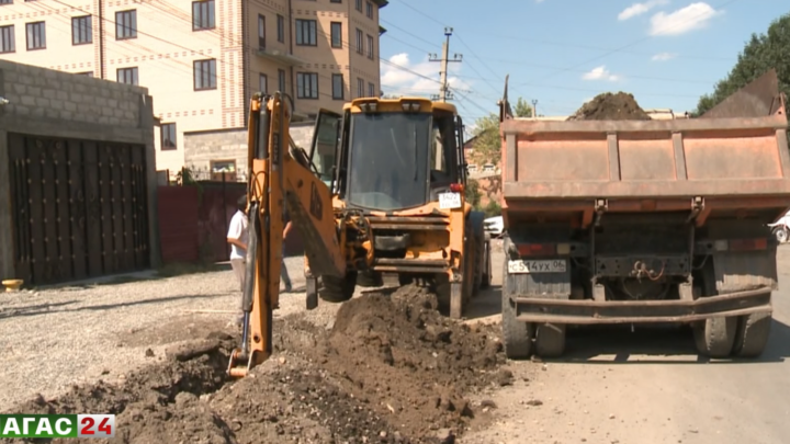 В Назрани по улице Насыр – Кортская меняют водопровод.